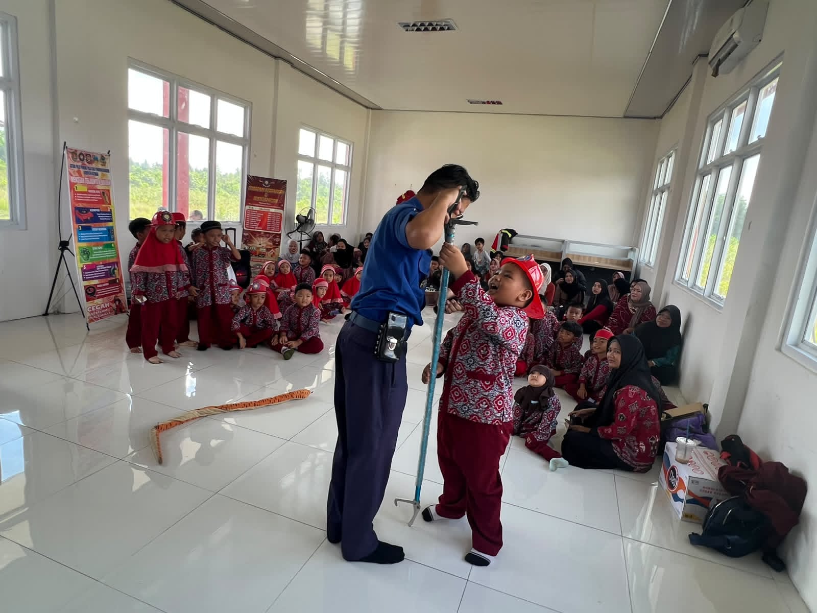 Damkar Katingan Kenalkan Pencegahan Kebakaran Sejak Dini kepada Anak-anak